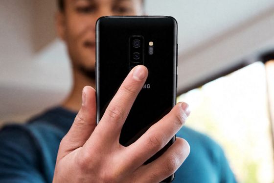 Samsung Wygodnie leży w dłoni