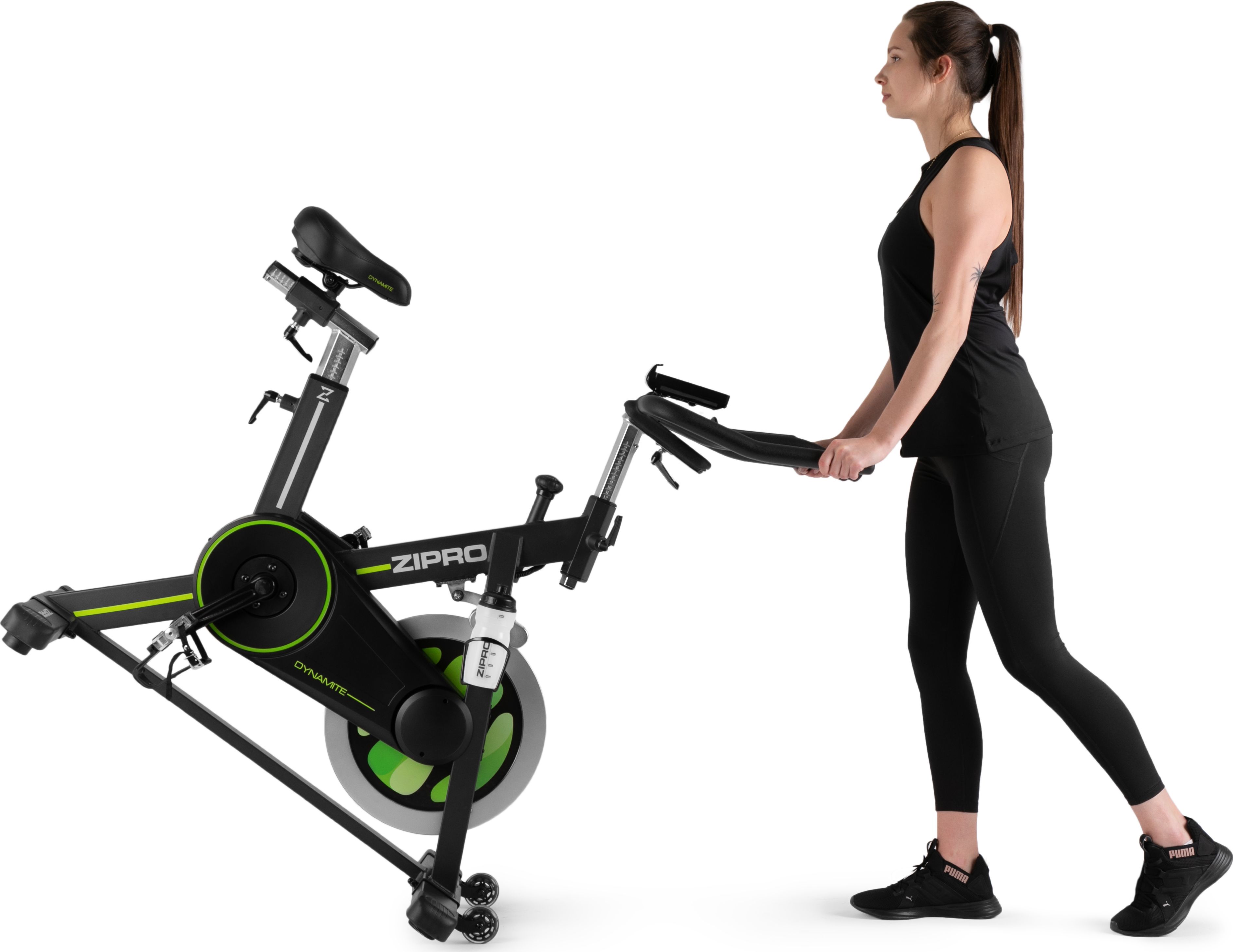 Osoba uživa u treningu na sobnom biciklu Dynamite