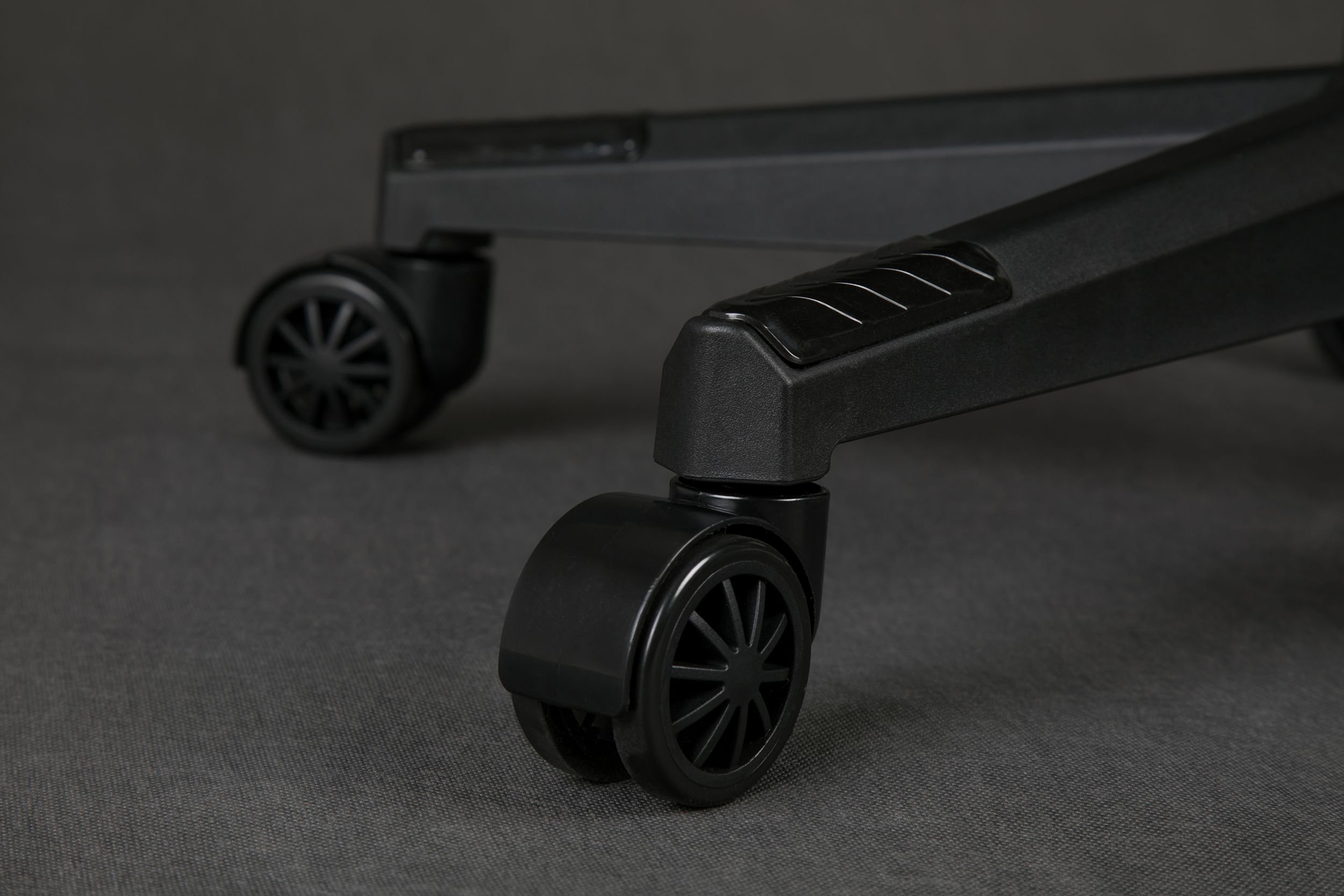 Kakovostno HDE™ usnje in karbonski elementi na stolu SENSE7 Knight