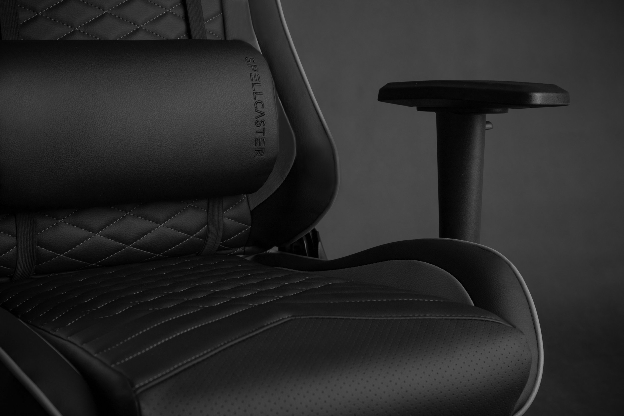 Igralni stol SENSE7 Spellcaster - Perforirano eko usnje HDE