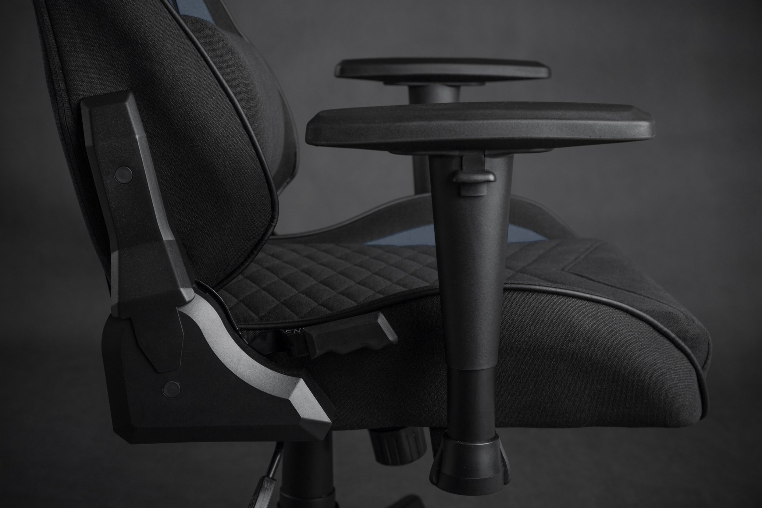 SENSE7 Spellcaster - stabilnost i ergonomski dizajn