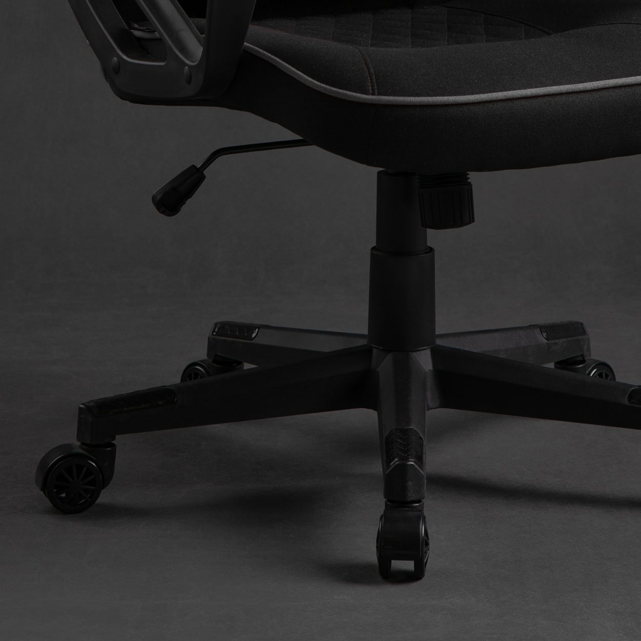 SENSE7 Knight - comfortable wide seat